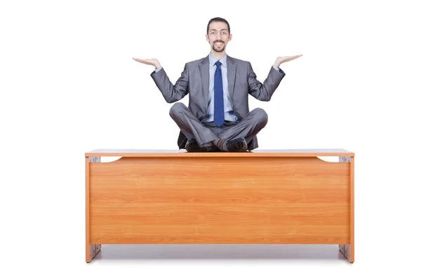 Mann meditiert auf dem Schreibtisch — Stockfoto