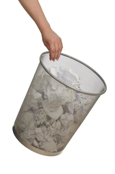 Руки с мусорным баком и бумагой — стоковое фото