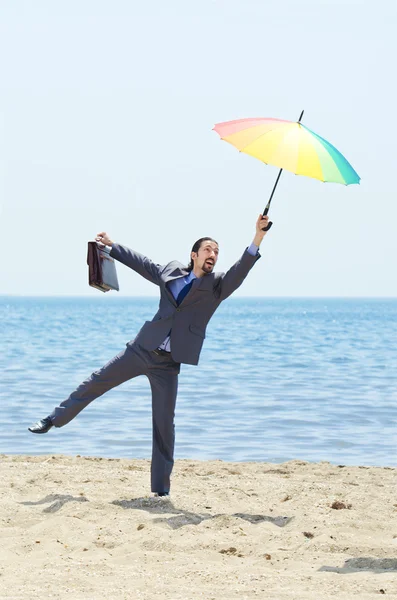 Uomo con ombrellone sulla spiaggia — Foto Stock