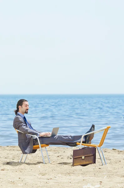 Empresario trabajando en el ordenador portátil en la playa —  Fotos de Stock