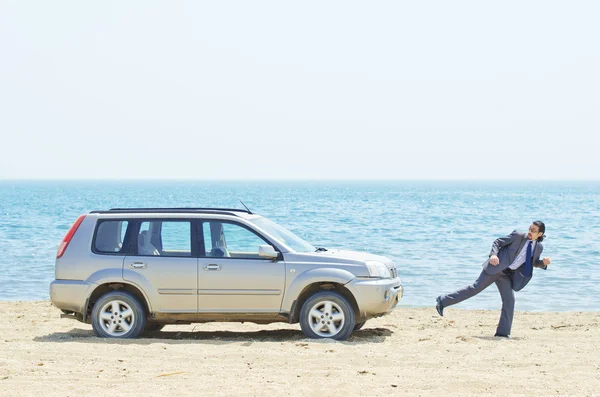 Muž s autem na moře — Stock fotografie
