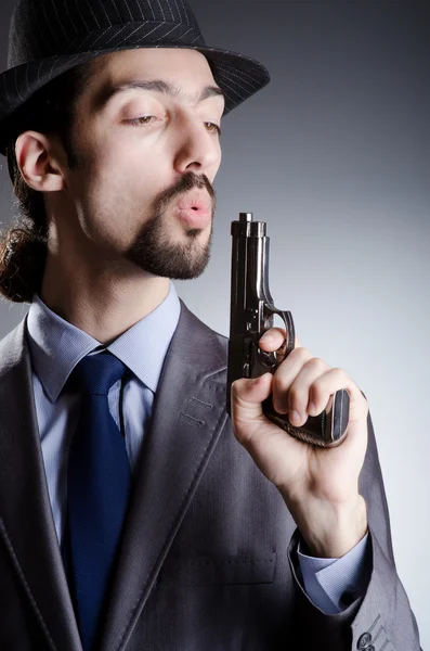 Επιχειρηματίας άνθρωπος με πυροβόλο όπλο χεριών — Φωτογραφία Αρχείου
