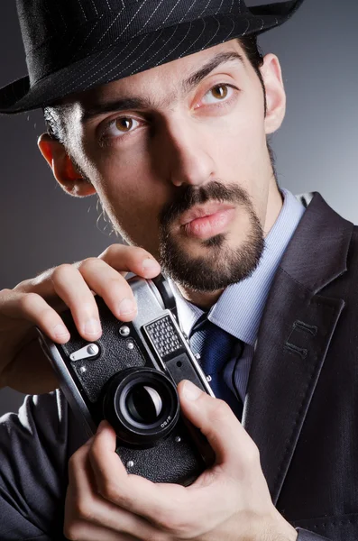 Photographe homme avec caméra vintage — Photo