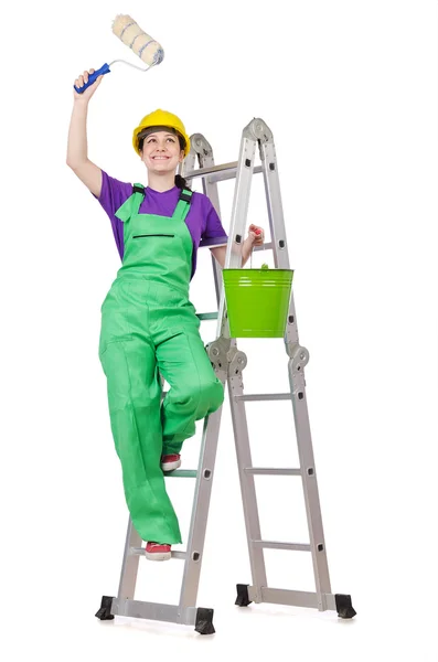 Kvinna arbetstagare stående på stege — Stockfoto