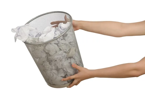 Руки с мусорным баком и бумагой — стоковое фото