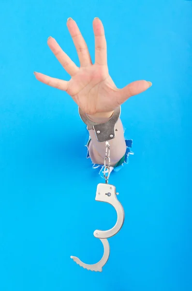 Рука с наручниками из бумаги — стоковое фото