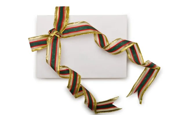 Enveloppe avec ruban coloré sur blanc — Photo