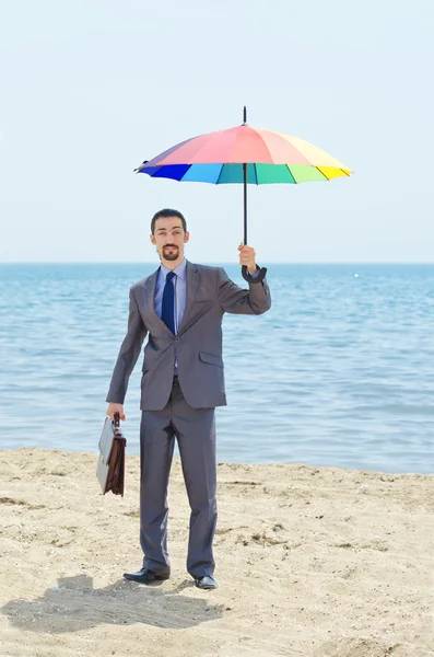 Homem com guarda-chuva na praia — Fotografia de Stock
