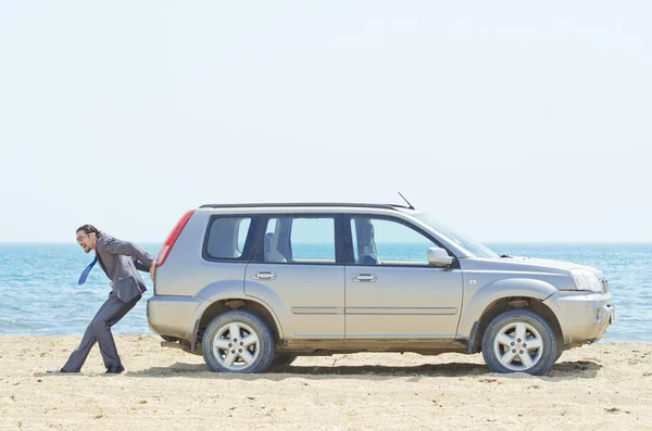 Man med bil på seaside — Stockfoto