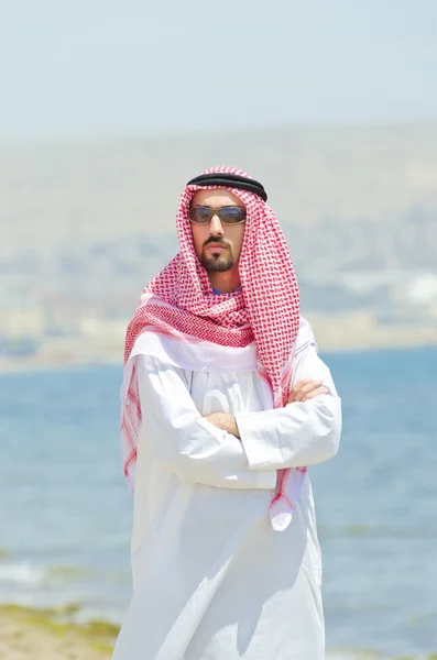 Arabe au bord de la mer en vêtements traditionnels — Photo