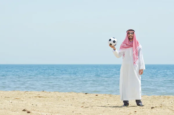 Arabe avec pied au bord de la mer — Photo