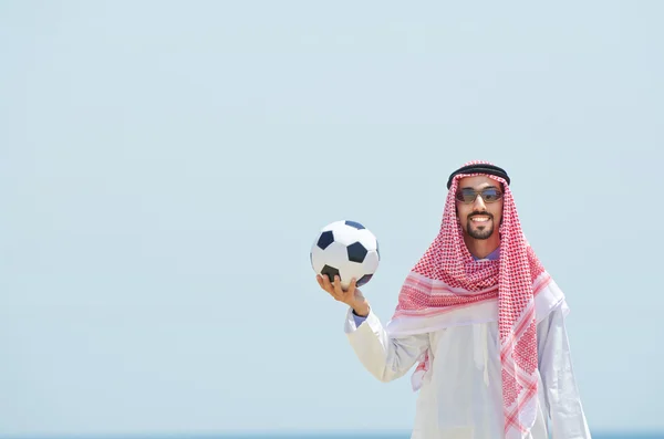 Араб с футболом на берегу моря — стоковое фото