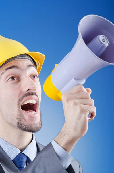 Pracownik budowlany krzyczy przez głośnik — Zdjęcie stockowe