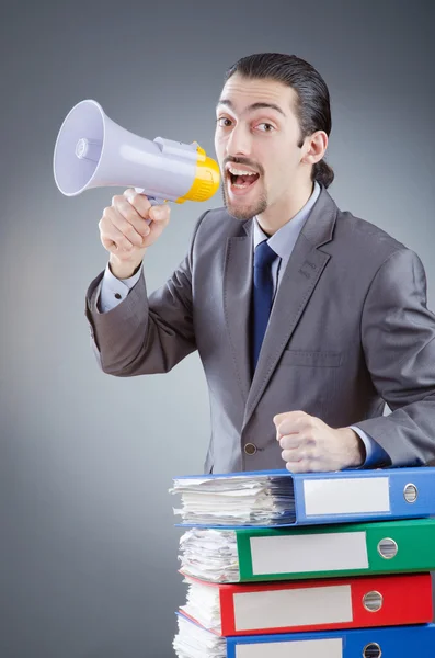 Biznesmen krzyczy przez głośnik — Zdjęcie stockowe