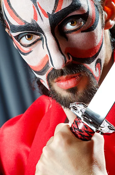 Homem com máscara facial e espada — Fotografia de Stock
