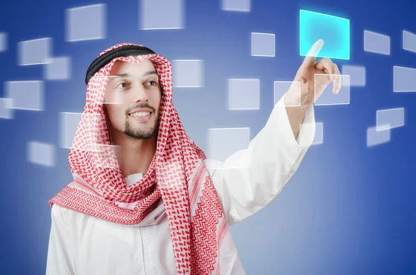 Unga arabiska pressning virtuella knappar — Stockfoto