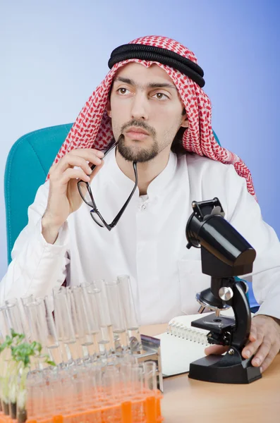 Químico árabe trabajando en laboratorio — Foto de Stock