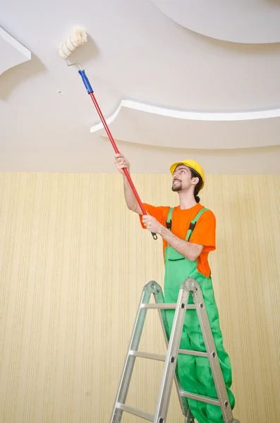 Boyama işi sırasında ressam işçi — Stok fotoğraf