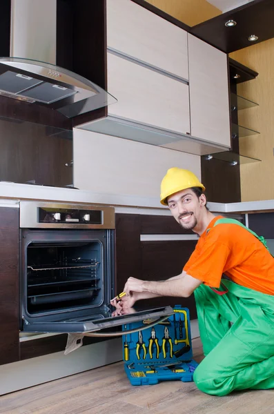 Reparador montando los muebles en la cocina — Foto de Stock