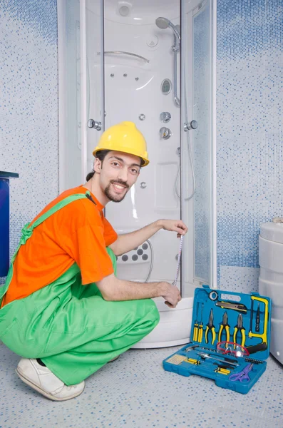 Fontanero trabajando en el baño — Foto de Stock