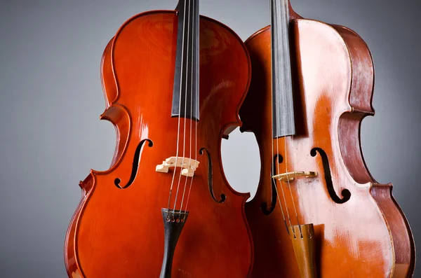 Hudba violoncello v temné místnosti — Stock fotografie