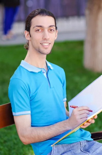 Student draußen bereitet sich auf Prüfungen vor — Stockfoto