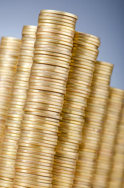 Monedas de oro en pilas altas — Foto de Stock