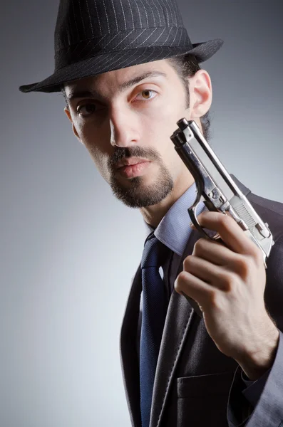 ビジネスマン銃を持つ男の手 — ストック写真