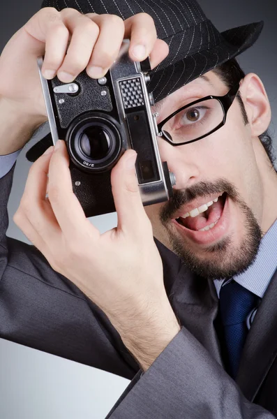 Fotograf muž s vinobraní fotoaparát — Stock fotografie