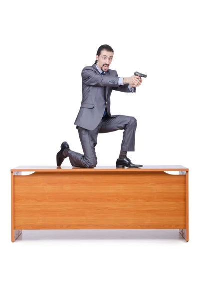 Podnikatel se zbraní na bílém pozadí — Stock fotografie