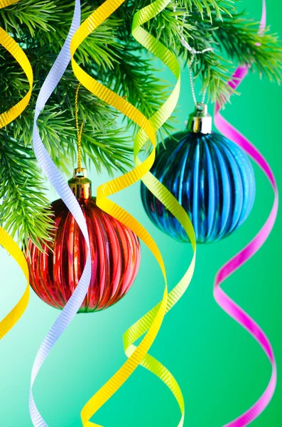 Baubles sull'albero di Natale nel concetto di celebrazione — Foto Stock