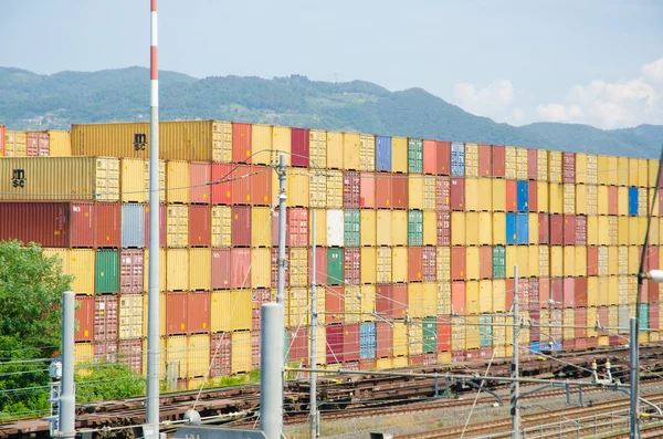 Stapels van containers in de haven laden — Stockfoto