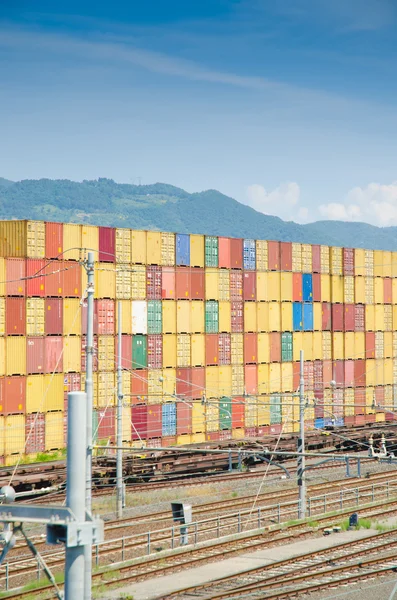 Stakke af containere i lastehavnen - Stock-foto
