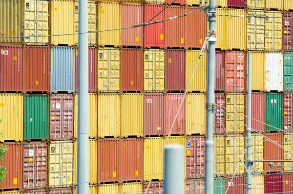 Стопки контейнеров на погрузочном порту — стоковое фото