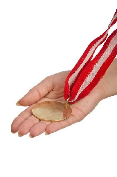 Рука тримає золоту медаль на білому — стокове фото