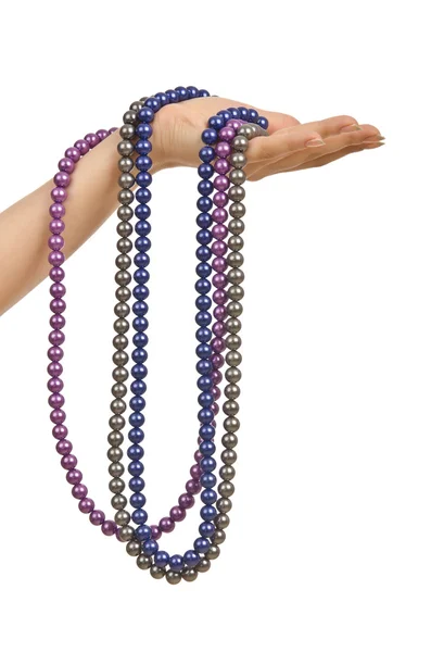 Collar de perlas en mano sobre blanco —  Fotos de Stock