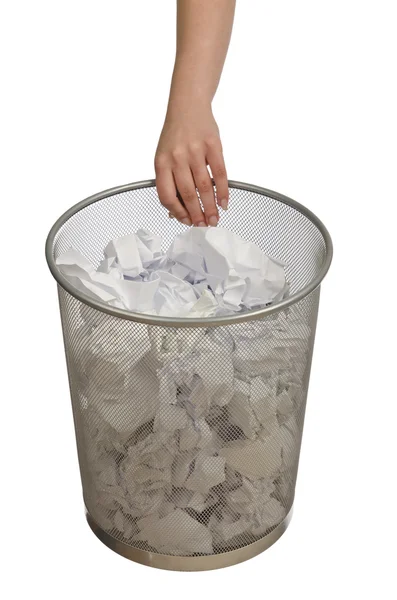 Mani con bidone della spazzatura con carta — Foto Stock