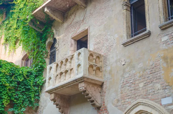 Famoso balcón Julieta en Verona — Foto de Stock