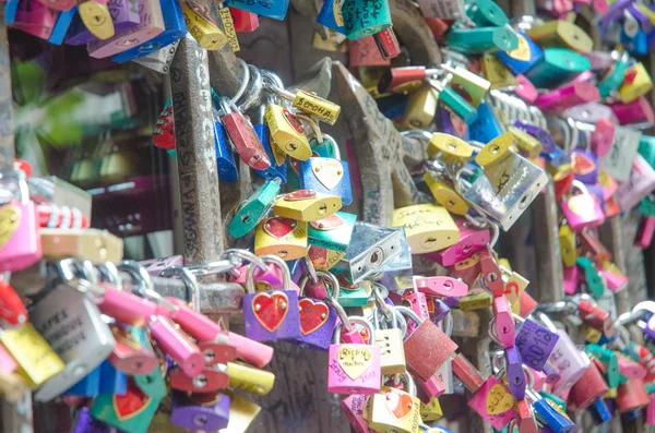 Símbolos de amor em Verona - jarda de Julieta — Fotografia de Stock