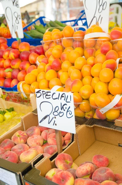 Frutas y hortalizas en el puesto de venta — Foto de Stock