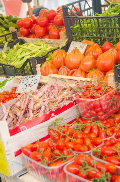 水果和蔬菜市场摊位 — 图库照片