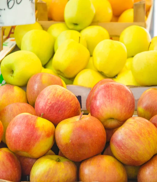 Frutas e produtos hortícolas na banca do mercado — Fotografia de Stock