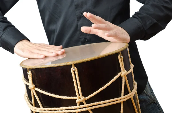 Baterista com tambor tocando no branco — Fotografia de Stock