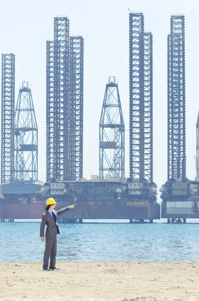 Olie ingenieur op zee kant strand — Stockfoto