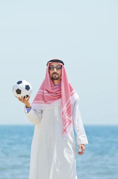 Árabe con futbolín en la playa —  Fotos de Stock