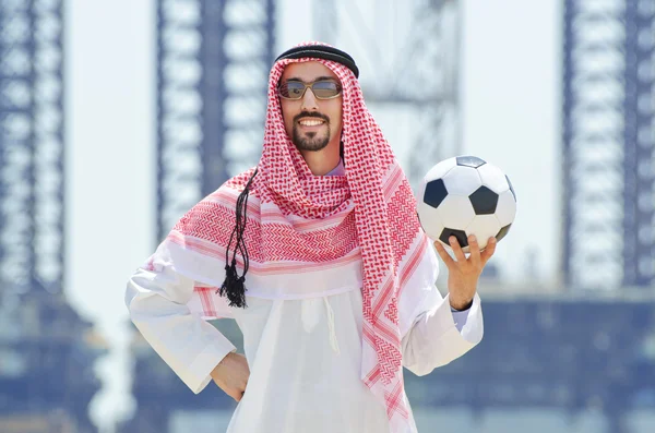 Arabiska med fotboll på seaside — Stockfoto