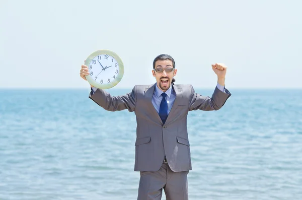 Homem com relógio à beira-mar — Fotografia de Stock