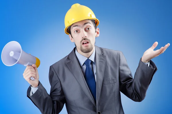 Pracownik budowlany krzyczy przez głośnik — Zdjęcie stockowe