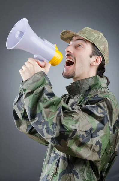Солдат з гучномовцем криком — стокове фото