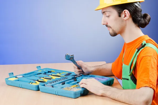 Reparador con su caja de herramientas — Foto de Stock